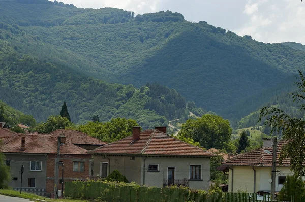 Cena com clareira de montanha, floresta e bairro residencial da aldeia búlgara Dushantsi, montanha dos Balcãs Centrais, Stara Planina — Fotografia de Stock