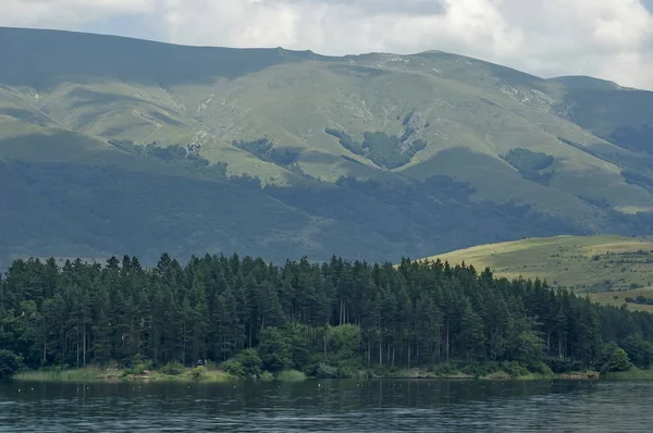 댐, 저수지 또는 사격 강 Topolnitsa, 중앙 발칸 반도 산, Stara Planina에서 Dushantsi의 환경 — 스톡 사진