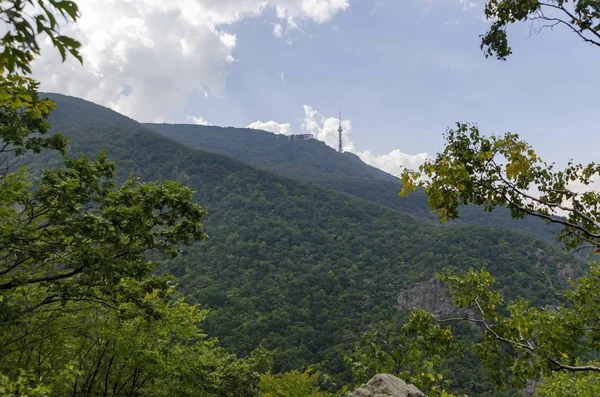 Paysage de la montagne Vitosha avec tour de télévision dans la montagne Vitosha — Photo