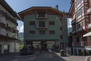 Sonbahar corso Italia, şehrin ana caddesi merkezi, Cortina d'Ampezzo, Dolomites, Alpler, Veneto 