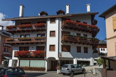 Sonbahar corso Italia, şehrin ana caddesi merkezi, Cortina d'Ampezzo, Dolomites, Alpler, Veneto 