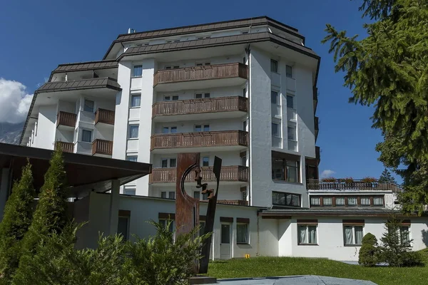 Höstlig corso Italia, huvudgatan i staden centrum, Cortina d'Ampezzo, Dolomiterna, Alperna, Veneto — Stockfoto