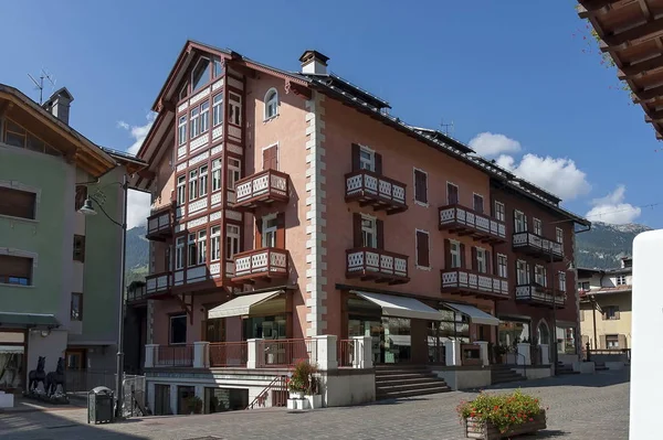 Corso Autunnale Italia, la strada principale del centro, Cortina d'Ampezzo, Dolomiti, Alpi, Veneto — Foto Stock