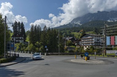 Yol dairesel hareketlerle çevre, Cortina d'Ampezzo, Dolomiti, dağ, Alpler, Veneto 