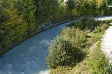 Güzel Cortina d'Ampezzo, Dolomiti dağlar, Alpler, Veneto Boite nehirde bir manzarası