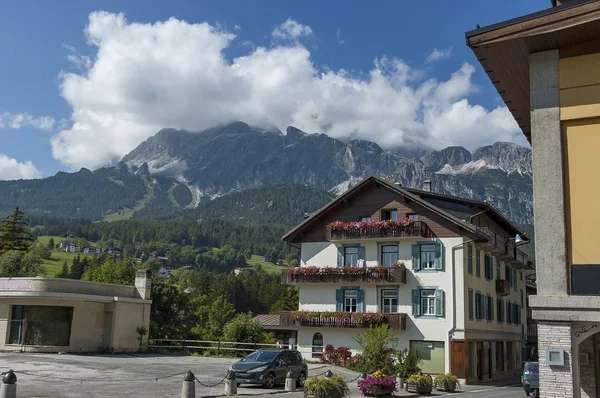 Podzimní corso Italia, rezidenční čtvrti ve městě Cortina d'Ampezzo s Hora, Dolomity, Alpy, Veneto — Stock fotografie