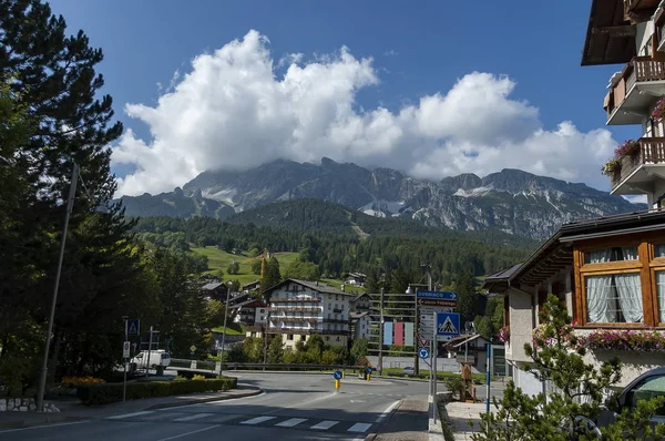 Περιβάλλον σχετικά με την κυκλική κίνηση στον δρόμο της Κορτίνα Ντ ' Αμπέτσο, Dolomiti, βουνό, Άλπεις, Βένετο — Φωτογραφία Αρχείου