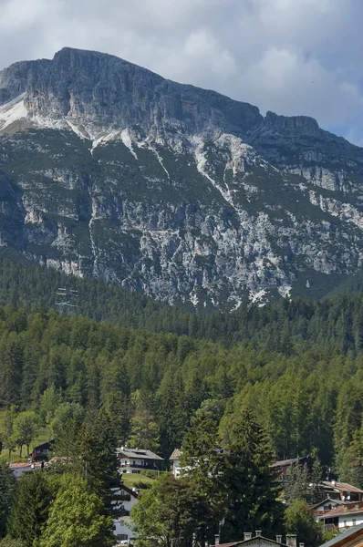 Sonbahar corso Italia, kasaba Cortina d'Ampezzo dağ, Dolomites, Alpler, Veneto ile yerleşim bölgesi — Stok fotoğraf
