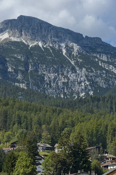 Corso Italia automnal, le quartier résidentiel de la ville Cortina d'Ampezzo avec montagne, Dolomites, Alpes, Vénétie — Photo