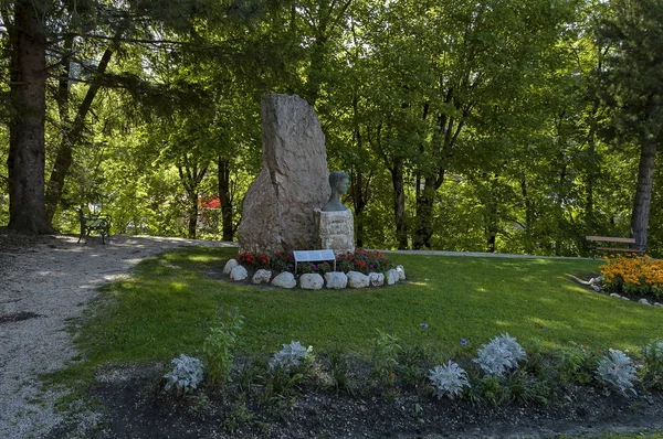 O Albert I, Rei dos Belgas monumento em pequeno jardim em Cortina d 'Ampezzo, Dolomites, Alpes, Veneto — Fotografia de Stock