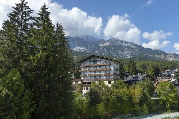 Hermosa vista del río Boite, barrio residencial y montaña en Cortina d 'Ampezzo, montañas Dolomiti, Alpes, Veneto — Foto de Stock