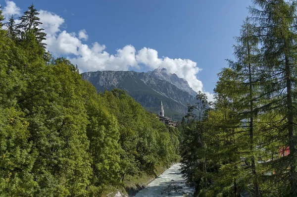 Höstlig corso Italia, kyrka eller synagoga i staden centrerar av Cortina d'Ampezzo, dolomit, Alperna, Veneto — Stockfoto