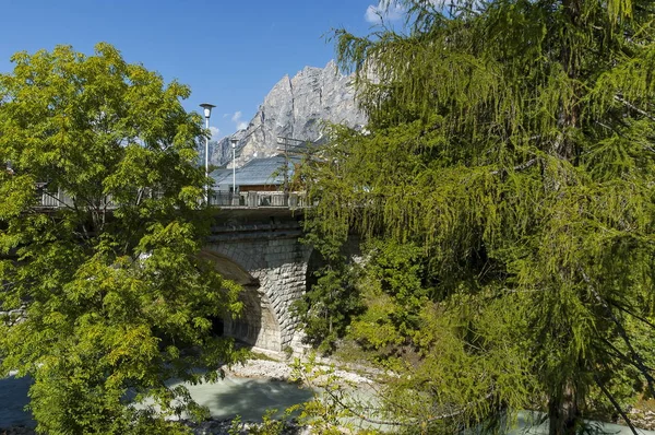 Őszi corso Italia, a gyönyörű kő híd, Cortina d'Ampezzo közelében dolomit hegyek, dolomit, Alpok, Veneto — Stock Fotó