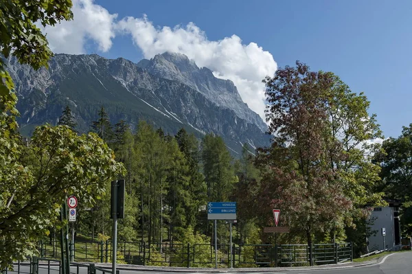 Ambiente no cruzamento na estrada de Cortina d 'Ampezzo, Dolomite, montanha, Alpes, Veneto — Fotografia de Stock