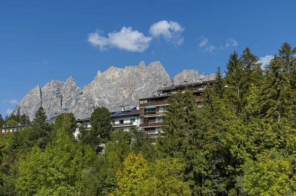 Höstlig corso Italia, bostadsområdet i den staden Cortinad'Ampezzo med berg, dolomit, Alperna, Veneto — Stockfoto