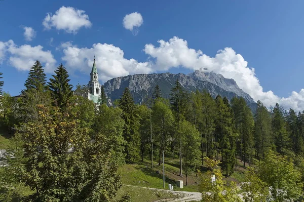 Φθινοπωρινό corso Italia η εκκλησία ή η συναγωγή στην πόλη κέντρο της Cortina d'Ampezzo, δολομίτη, Άλπεις, Βένετο — Φωτογραφία Αρχείου