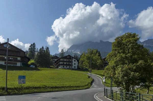 Corso de otoño Italia, el barrio residencial de la ciudad Cortina d 'Ampezzo con prado y montaña, Dolomita, Alpes, Veneto — Foto de Stock