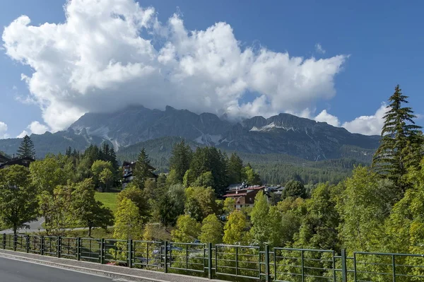 Sonbahar corso Italia, kasaba Cortina d'Ampezzo çayır ve dağ, Dolomit, Alpler, Veneto ile yerleşim bölgesi — Stok fotoğraf