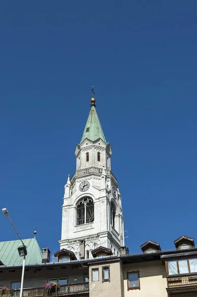 Corso Italia automnal, l'église ou la synagogue dans le centre-ville de Cortina d'Ampezzo, Dolomite, Alpes, Vénétie — Photo
