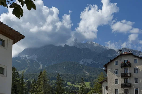 Corso de otoño Italia, el barrio residencial de la ciudad Cortina d 'Ampezzo con montaña, Dolomita, Alpes, Veneto — Foto de Stock