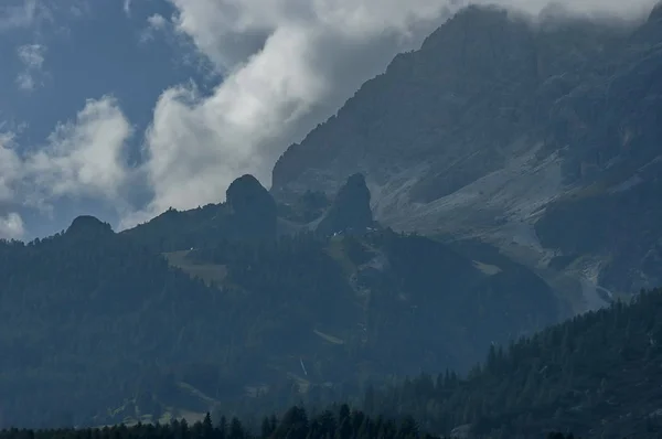 Autumnal corso Italia, the beautiful Dolomite mountains near Cortina D 'Ampezzo, Dolomites, Alps, Veneto — стоковое фото