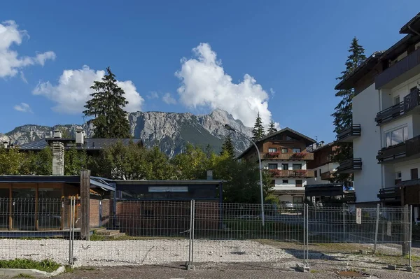 Corso de otoño Italia, el barrio residencial de la ciudad Cortina d 'Ampezzo con montaña, Dolomita, Alpes, Veneto — Foto de Stock