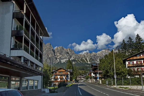 Höstlig corso Italia, bostadsområdet i den staden Cortinad'Ampezzo med berg, dolomit, Alperna, Veneto — Stockfoto