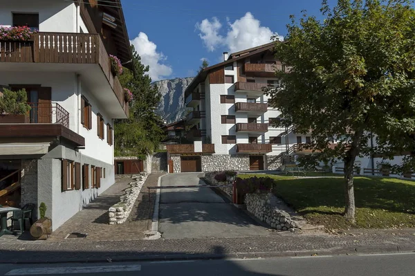 Autunnale corso Italia, il quartiere residenziale in città Cortina d'Ampezzo con montagna, Dolomiti, Alpi, Veneto — Foto Stock