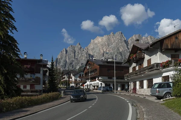 Höstlig corso Italia, bostadsområdet i den staden Cortinad'Ampezzo med berg, dolomit, Alperna, Veneto — Stockfoto