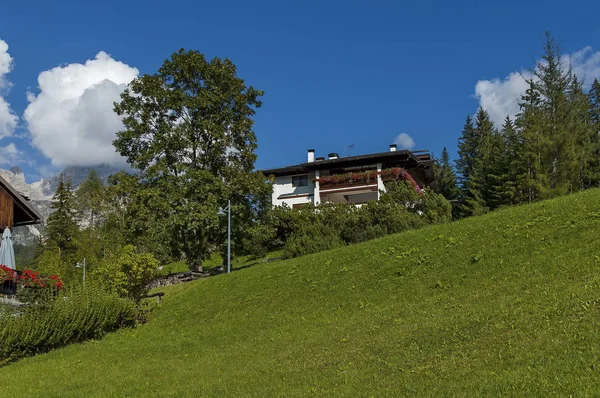 Corso de otoño Italia, el barrio residencial de la ciudad Cortina d 'Ampezzo con prado y montaña, Dolomita, Alpes, Veneto — Foto de Stock