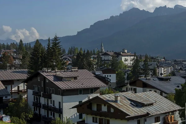 Corso de otoño Italia, el barrio residencial de la ciudad Cortina d 'Ampezzo con montaña, Dolomita, Alpes, Veneto — Foto de Stock