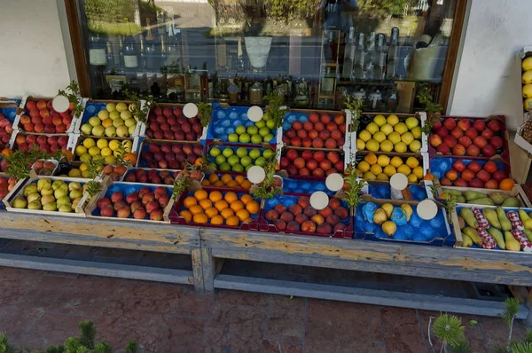 Vásároljon a belsejében, Cortina D'Ampezzo, Dolomitok, Alpok, Veneto street, jam és alkoholos italok, friss gyümölcs — Stock Fotó