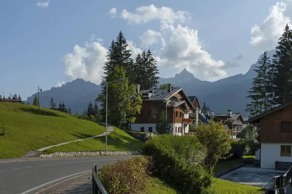 Höstlig corso Italia, bostadsområdet i den staden Cortinad'Ampezzo med äng och berg, dolomit, Alperna, Veneto — Stockfoto