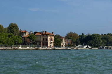 Waterside Venezia Bridge'de ile yerleşim bölgesi, denizden görüntülemek