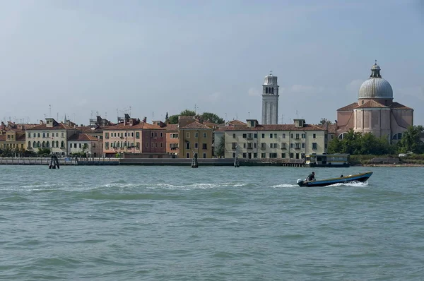 Vista desde el mar en el barrio residencial de la ribera en Venezia — Foto de Stock