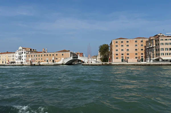 Vista desde el mar en el barrio residencial de la ribera con puente en Venecia —  Fotos de Stock