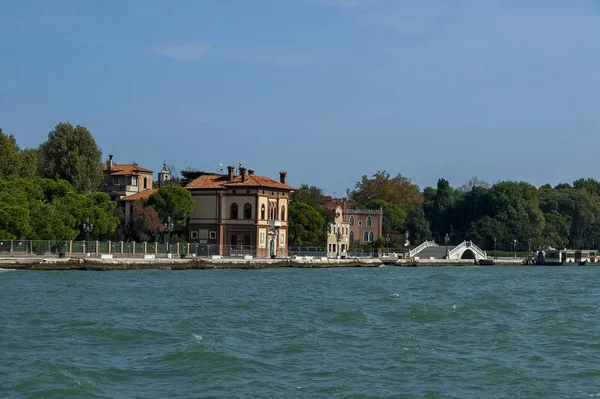 Vista desde el mar en el barrio residencial de la ribera con puente en Venecia —  Fotos de Stock