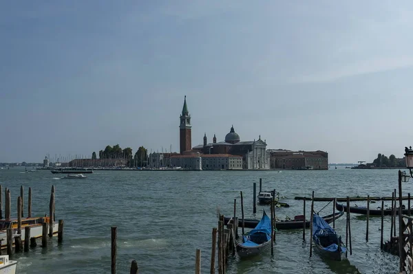 Gondolas on Grand Canal and Basilica Santa Maria della Salute, San Giorgio Maggiore Island, Venezia, Venice — Stock Photo, Image