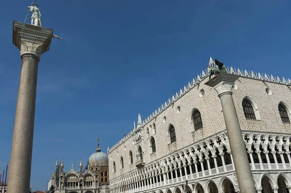 Fragment van schoonheid San Marco basiliek en het Hertogelijk Paleis op het San Marco plein of piazza Venezia, Venice, Italië — Stockfoto