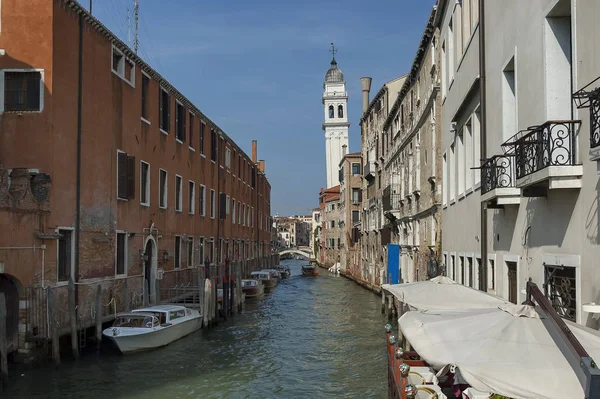 Paseo tradicional en góndola en un pequeño canal en el distrito residencial de edificios históricos y puente, Venecia, Italia — Foto de Stock