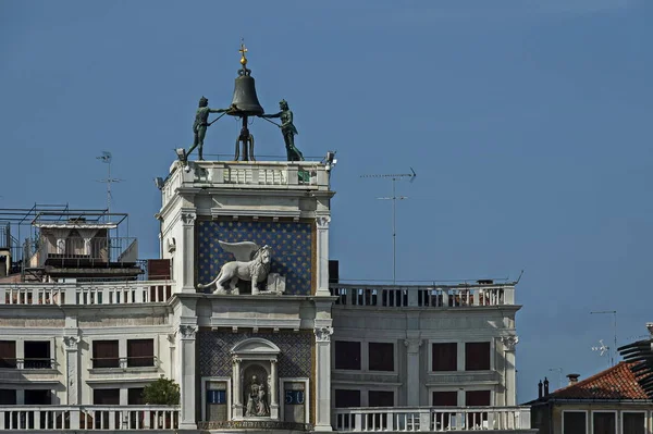Колонна со львом Святого Марка, символ императорской Венеции, башня с часами "Зодиак" и Божией Матерью на площади Сан-Марко на здании, Венеция, Венеция, Италия — стоковое фото
