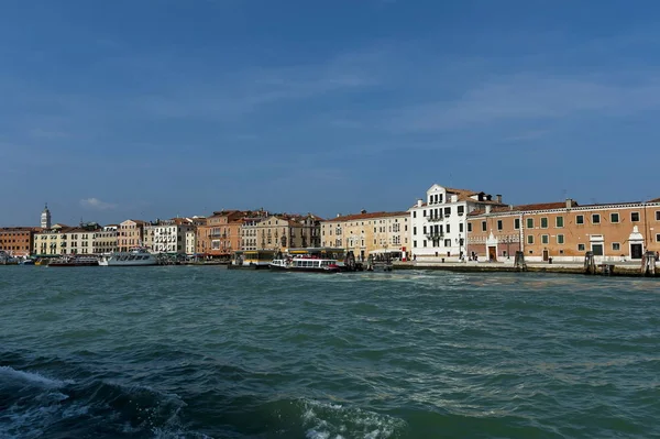 Vista desde el mar en el barrio residencial de la orilla con puerto en Venezia, Venecia, Italia — Foto de Stock