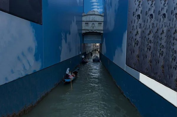 Vista desde el mar en el paso de la góndola bajo el Puente de los Suspiros en Venecia, Venecia, Italia — Foto de Stock
