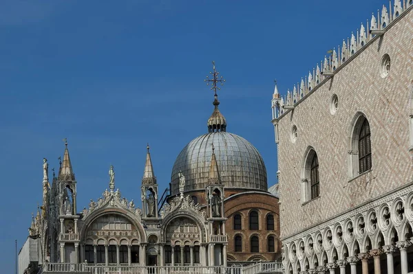 Fragment van schoonheid San Marco basiliek en het Hertogelijk Paleis op het San Marco plein of piazza Venezia, Venice, Italië — Stockfoto