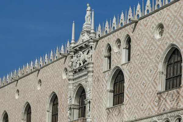 Fragment van schoonheid Hertogelijk Paleis op het San Marco plein of piazza Venezia, Venetië, Italië — Stockfoto