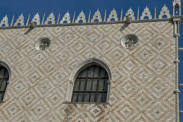 Fragment krásy Dóžecí palác na náměstí San Marco nebo náměstí piazza Venezia, Benátky, Itálie — Stock fotografie