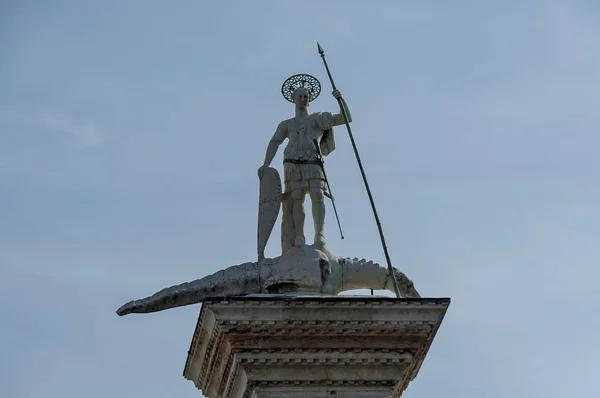 Statue des hl. Theodore auf Säule auf der Piazza San Marco, Venedig, Italien — Stockfoto