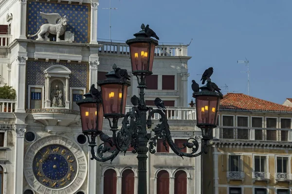 Kolom met leeuw van St Mark, symbool van keizerlijke Venetië, Zodiac clock Tower- en moeder van God in het San Marco plein op het gebouw, Venezia, Venice, Italië — Stockfoto