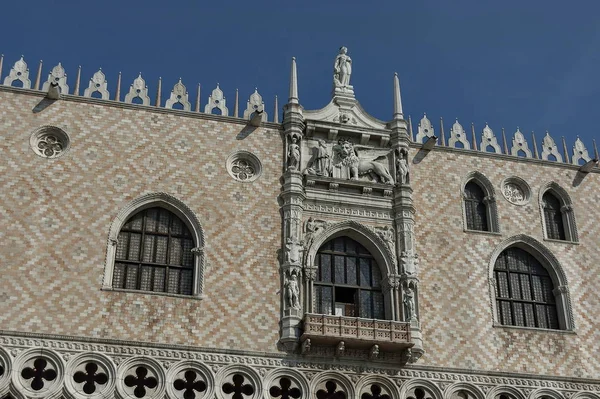 Fragment van schoonheid Hertogelijk Paleis op het San Marco plein of piazza Venezia, Venetië, Italië — Stockfoto