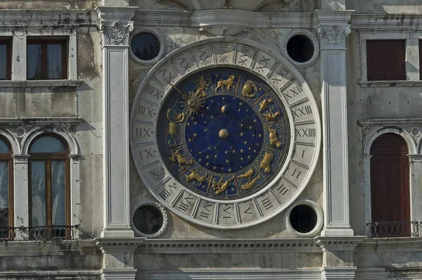 Klokkentoren van de Campanila in Santa Maria del Giglio, kerk in Venezia, Venetië, Italië — Stockfoto